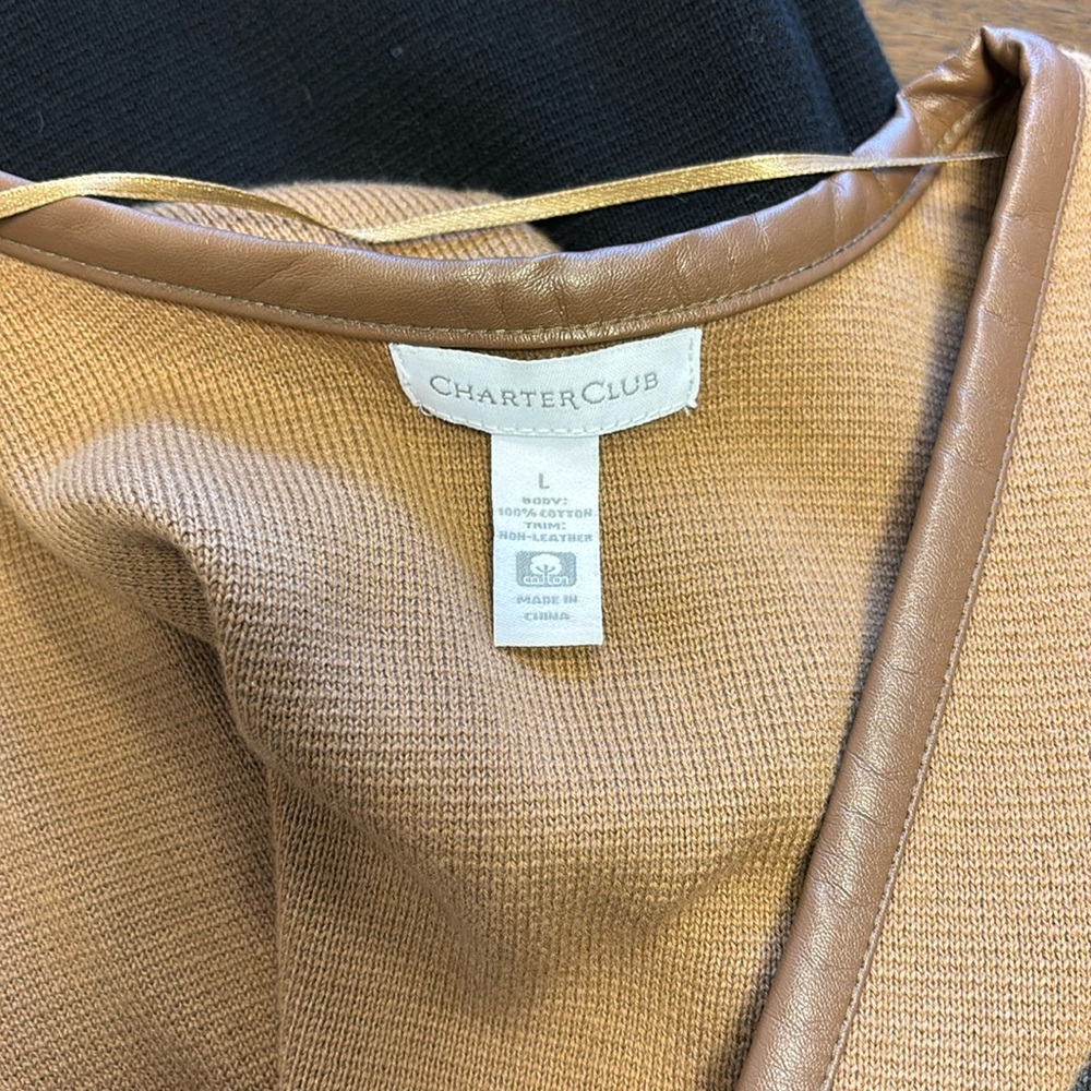 Gorgeous sweater coat
Perfect for a vacation 
Light and classic